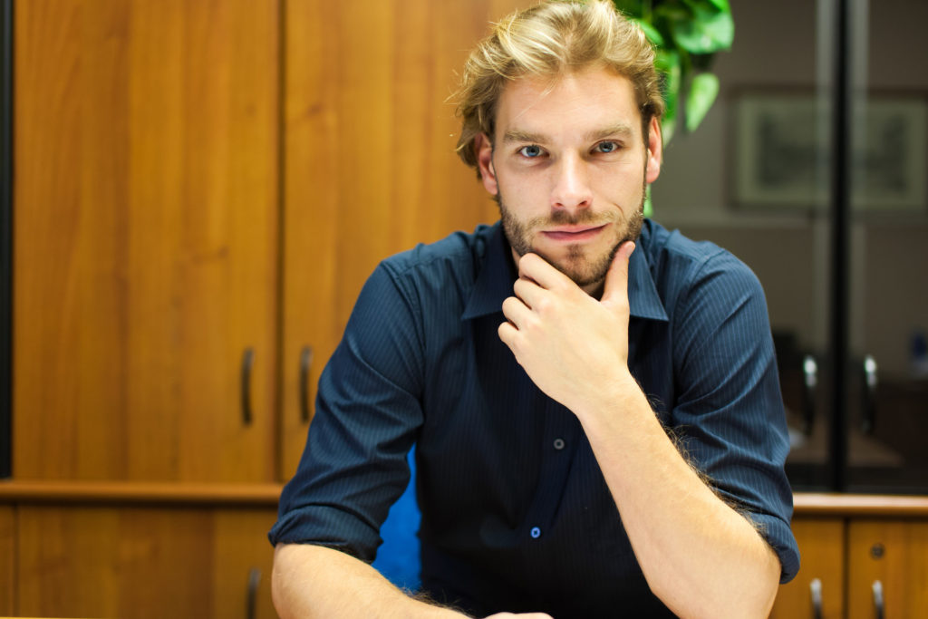 barbat la birou; simbol pentru ocupatii profesionale bazate pe munca de la birou